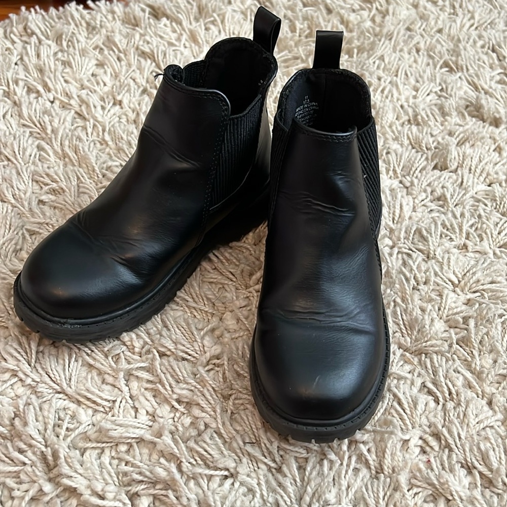 Old Navy black Chelsea boots. Adorable!!!! Size 11.